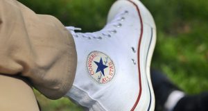 Discover how to choose the best shoes for diabetics to reduce foot problems and enhance daily comfort.