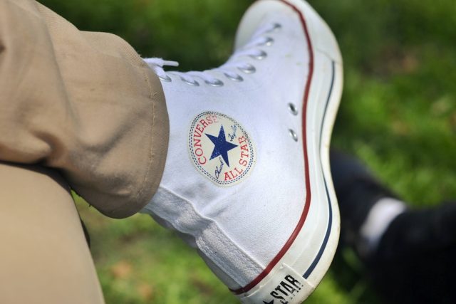 Discover how to choose the best shoes for diabetics to reduce foot problems and enhance daily comfort.