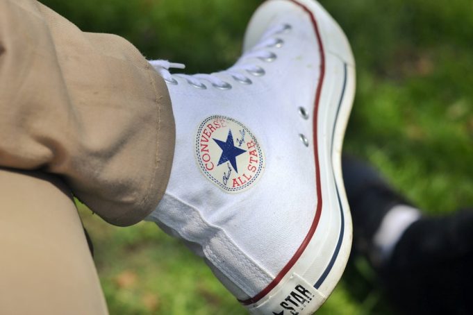 Discover how to choose the best shoes for diabetics to reduce foot problems and enhance daily comfort.