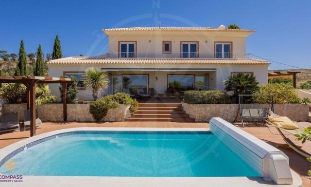 Lime render on an old Portuguese house: what to check before you buy Lime render on an old Portuguese house: what to check before you buy